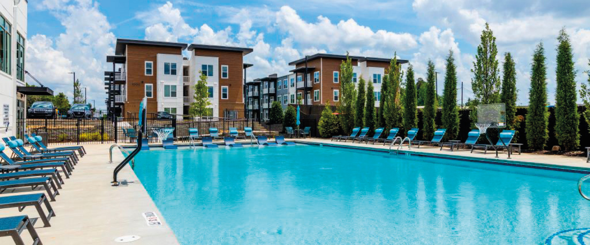 Außenpool einer modernen Apartmentanlage mit Liegestühlen – Referenz für studentisches Wohnen nahe Atlanta (Campus Edge).